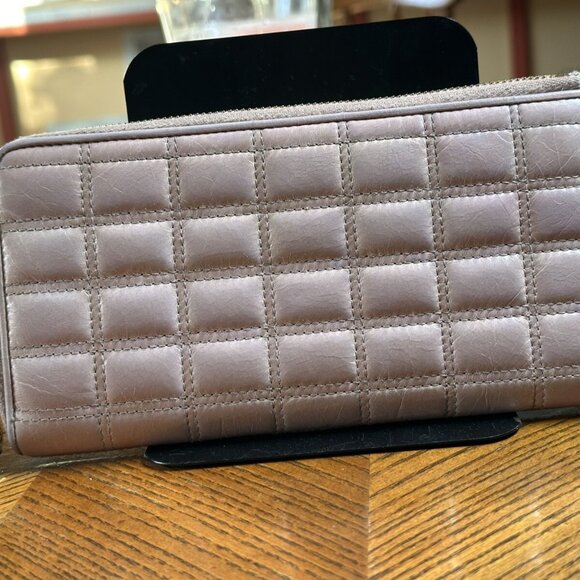 💯 Authentic Prada Quilted Zipped Long Wallet - Picture 2 of 7